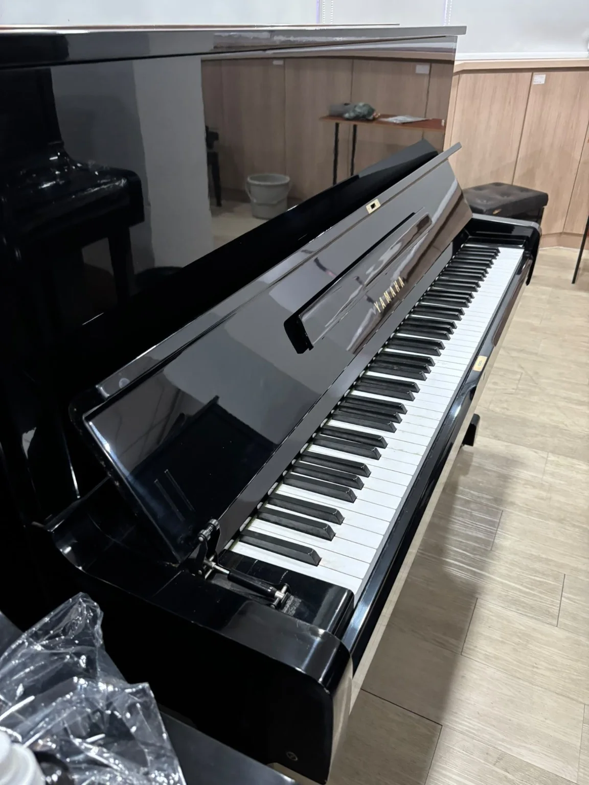 Yamaha U1H polished ebony upright piano keyboard and cabinet