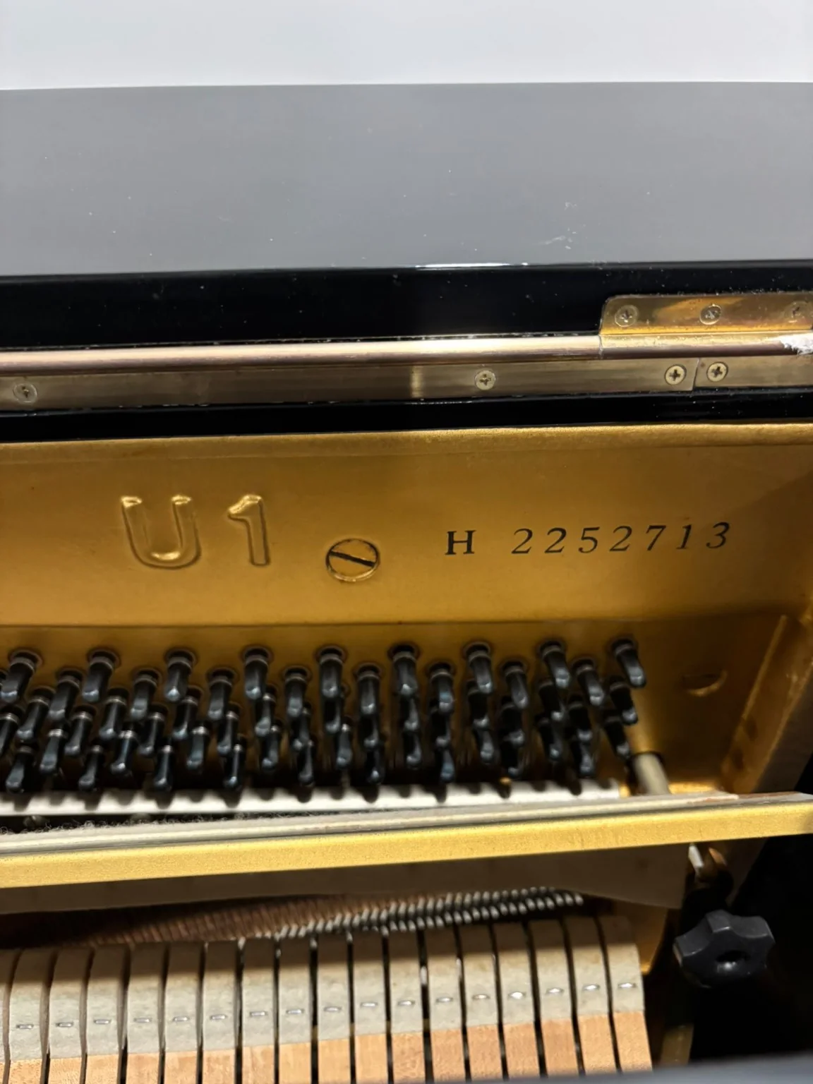 Yamaha U1H model and serial number H2252713 stamped on the iron frame