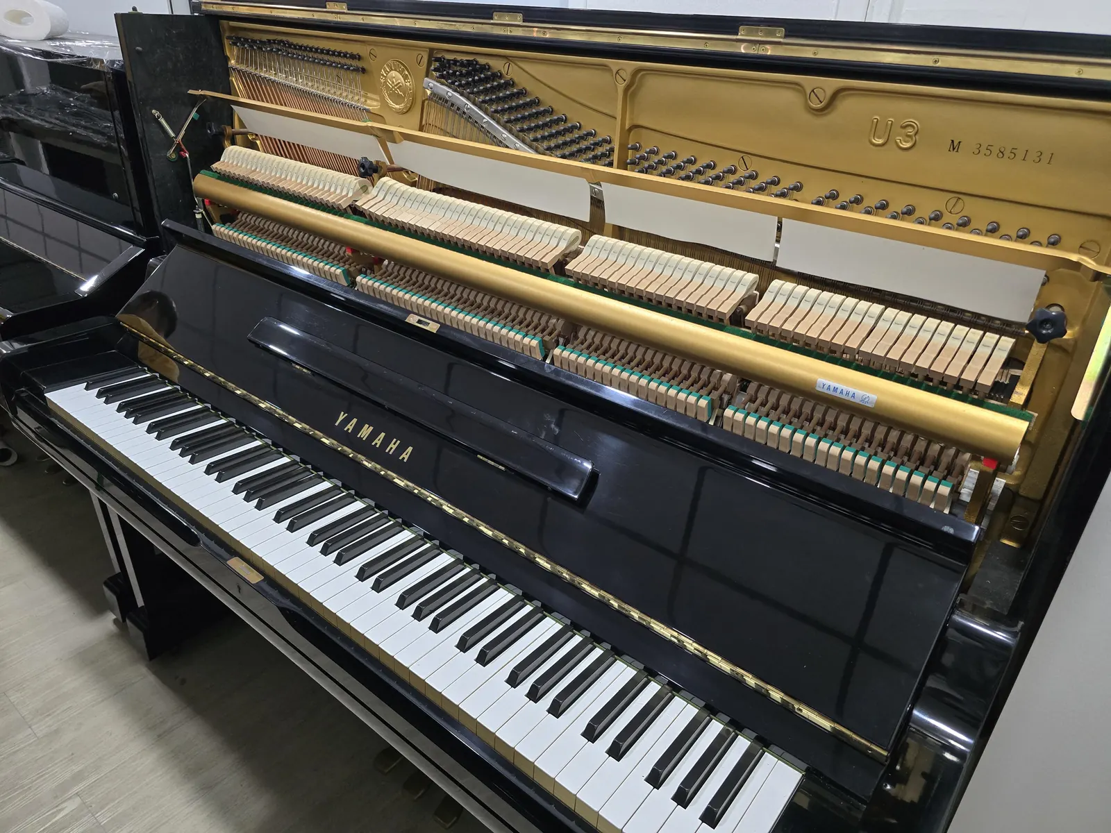 Yamaha U3M keyboard and front cabinet detail