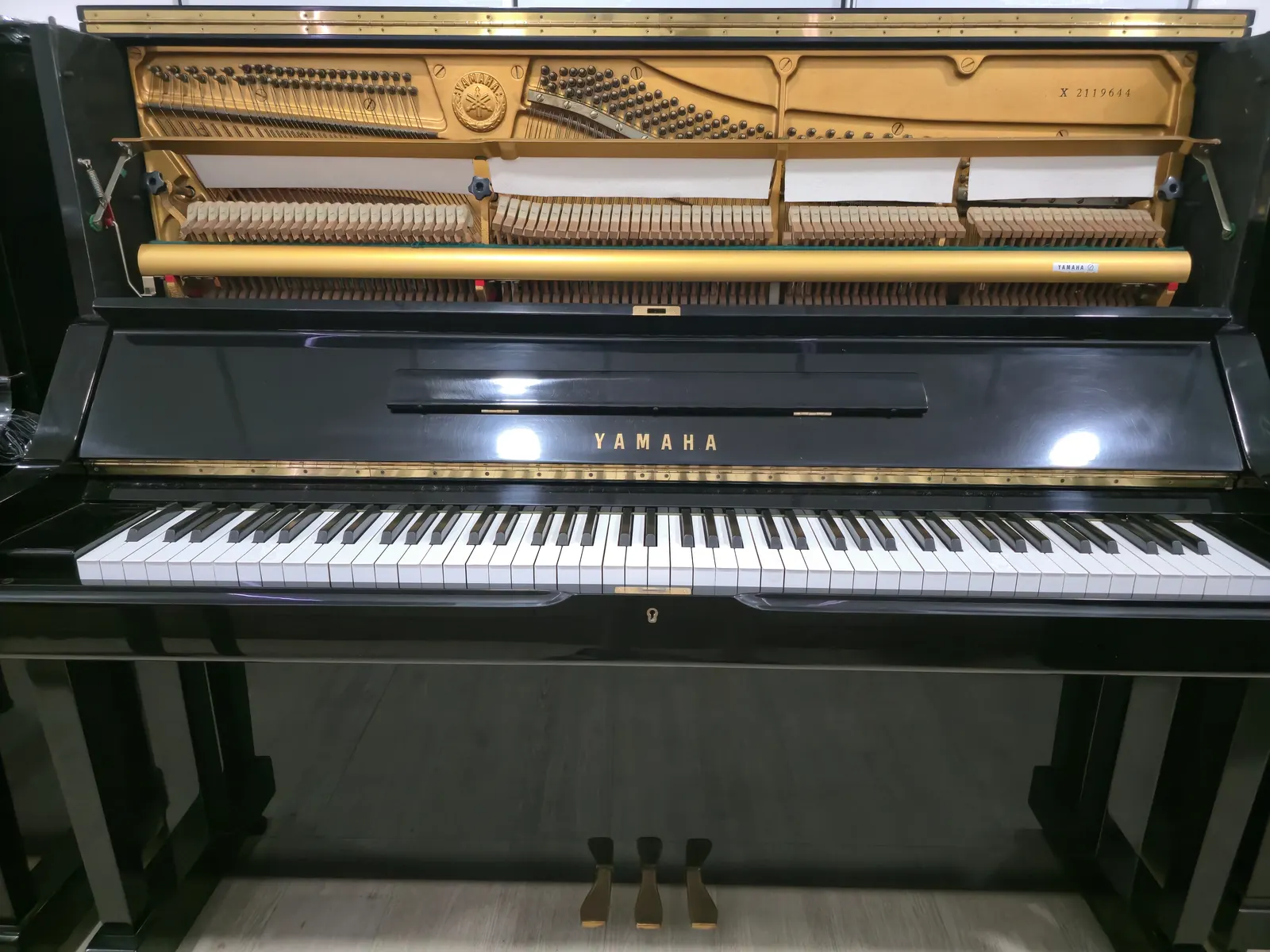 Yamaha UX keyboard and front cabinet detail