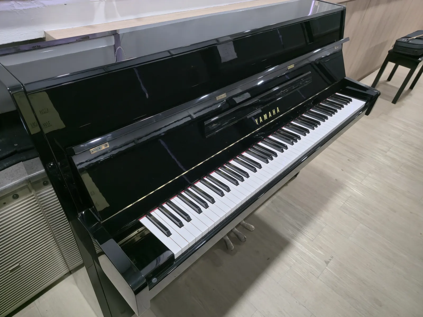Yamaha JU109 keyboard and front cabinet detail