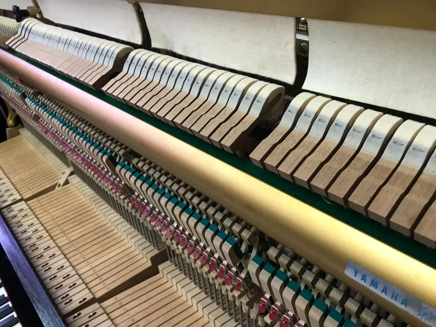 Yamaha YUX cabinet and keyboard detail
